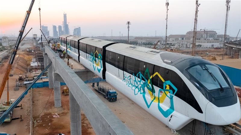تثبيت أول قطار مونوريل