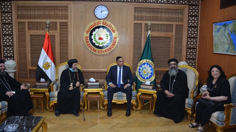 وفد الكنيسة يقدم