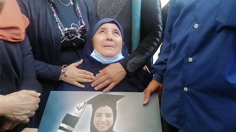 انهيار والده فتاه