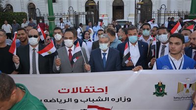 محافظ المنيا يقود مسيرة بمشاركة 500 شاب وفتاة