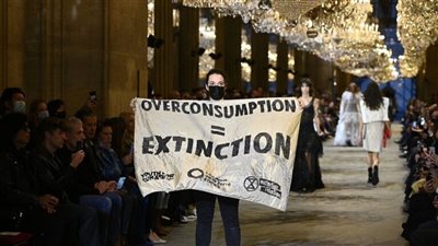 ناشطون يقتحمون عرض أزياء لدار لويس فيتون في باريس| فيديو 