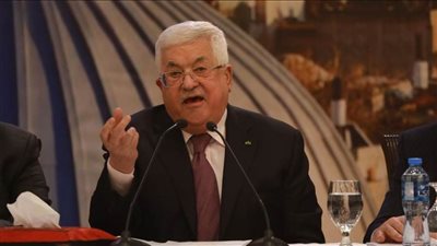 التلفزيون الإسرائيلي: الولايات المتحدة تطلب من رئيس فلسطين استبدال حكومة اشتية