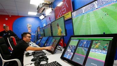 الفيفا تعتمد 74 حكما مصريا لتقنية الـ VAR