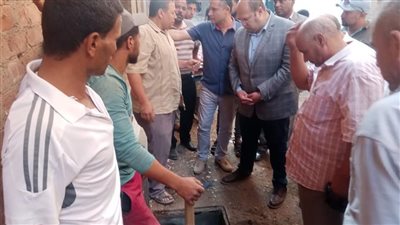 نائب محافظ الجيزة يتابع إنشاء غرف الصرف الصحي والوصلات المنزلية في أوسيم