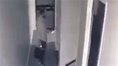 لحظة سقوط رجل من الطابق الـ12 في الشرقية.. وصدمة النشطاء| فيديو 