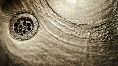 علامة على السحر أو ضيق الحال.. تفسير رؤية البالوعة في المنام 