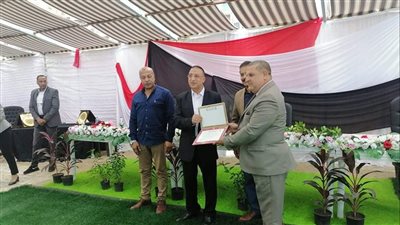 محافظ الإسكندرية يكرم العاملين بشواطئ الإسكندرية ويعلن كافة الشواطئ مجانية | صور 