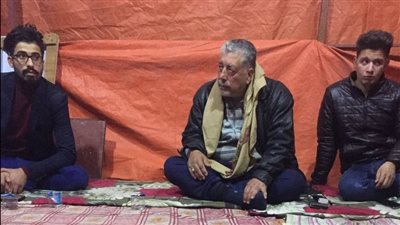 بالجلابية.. مرشح الغلابة بالعراق يعلق يافطته الانتخابية (صور)