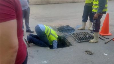حملات تطهير مكبرة لـ «بالوعات صرف مياه الأمطار» بالجيزة استعدادا للشتاء | صور