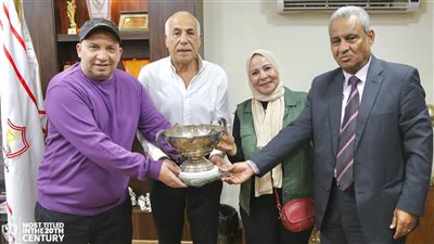 رئيس الزمالك يكرم بطلي الجمهورية للكروكيه