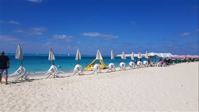 شماسي بدون مواطنين.. شواطئ مرسى مطروح تودع الصيف |فيديو