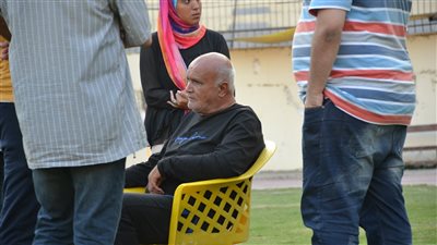 حزن رئيس نادي الزرقا بعد الخسارة من البلدية بثنائية | صور 