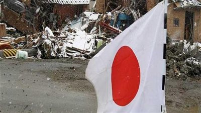  مذيع شجاع.. مقدم برامج ياباني يقرأ النشرة أثناء الزلزال | فيديو 