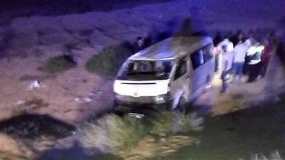 إصابة 10 أشخاص في انقلاب ميكروباص بطريق الفيوم الصحراوي | صور