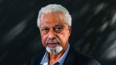 من تنزانيا إلى نوبل للآداب.. مسيرة الروائي العالمي عبد الرزاق جرنة 