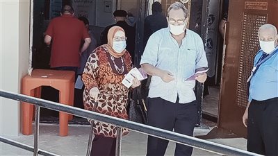 كبار السن من الأطباء يدلون بأصواتهم الانتخابية في الإسكندرية