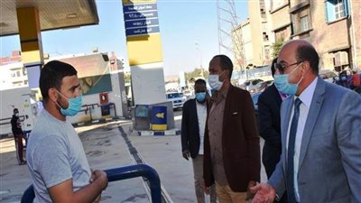محافظ أسوان يوجه بمتابعة سير العمل بمواقف السيرفيس ومحطات الوقود