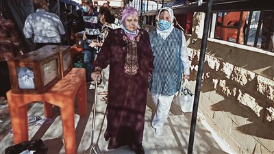 بالعكاز... أطباء الإسكندرية يدلون بأصواتهم في الانتخابات 