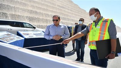السيسي للعاملين بمشروع وصلة أم القمر: خالص تقديري وشكري لهذا الجهد العظيم في إنشاء هذا المحور الهام والحمد لله رب العالمين