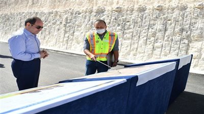 7 صور ترصد تفقد السيسي العمل بامتداد طريق وصلة أم القمر