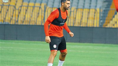 أحمد فتحي يقترب من تشكيلة منتخب مصر الأساسية أمام ليبيا