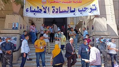 زيادة إقبال الأطباء على انتخابات التجديد النصفي بعد صلاة الجمعة | فيديو