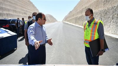 شاهد.السيسي يتفقد العمل بامتداد طريق وصلة أم القمر
