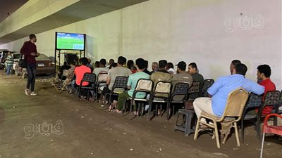 العشرات يتجمعون على مقهى أسفل دائري المرج لمشاهدة مباراة المنتخب|صور 