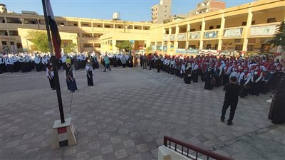 «رجعوا التلامذة»..الطلاب يؤدون تحية العلم بأول أيام الدراسة وإجراءات مشددة لمواجهة كورونا