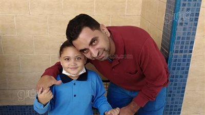 أولياء أمور طلاب مدارس الراهبات بقنا يلتقطون الصور مع أبنائهم في أول أيام الدراسة | صور