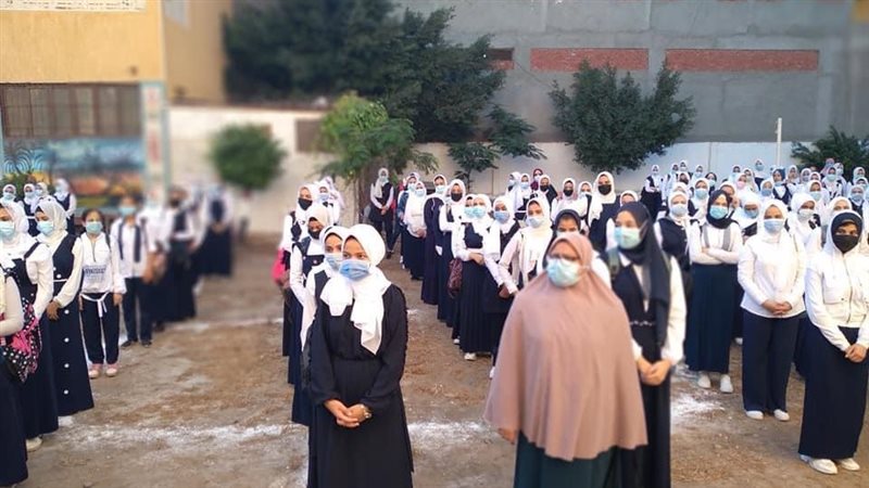 انتظام الطلبة بالكمامة