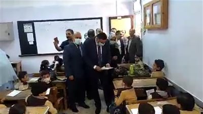 تلميذ ينهمر في البكاء: عايز أخد واجب وأروح.. ومحافظ الدقهلية يحاول تهدئته | فيديو 