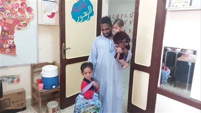 رياض الأطفال.. أولياء الأمور يصطحبون أبناءهم في اليوم الدراسي الأول بالأقصر|صور