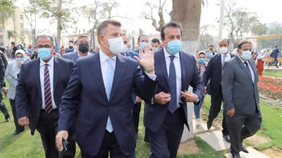 وزير التعليم العالي يشهد تحية العلم بجامعة عين شمس | فيديو