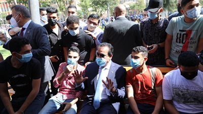 وزير التعليم العالي يؤدي تحية العلم ويجلس مع طلاب جامعة عين شمس في أول أيام الدراسة 