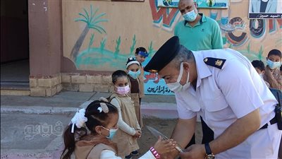  الشرطة توزع هدايا على طلاب السنطة بالغربية احتفالاً ببدء الدراسة | صور