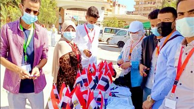 توزيع ورد وكمامات.. مشاهد أول يوم دراسة بجامعة مطروح | صور