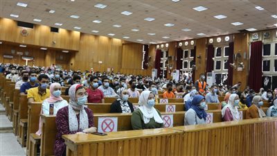 خمس نقاط طبية للتطعيم.. استقبال حافل لطلاب جامعة المنصورة الجدد |صور 