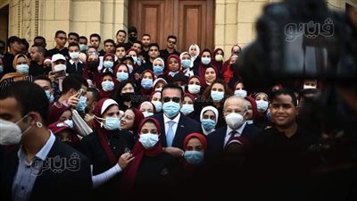 طلاب جامعة القاهرة يلتقطون الصور التذكارية مع وزير التعليم العالي |فيديو
