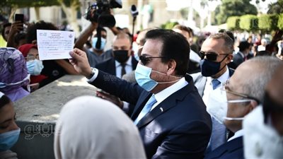 وزير التعليم العالي يطالب طلاب جامعة القاهرة بإظهار شهادة تلقى لقاح كورونا | فيديو 
