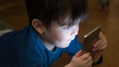 بسبب تعرض الأطفال للشاشات.. 