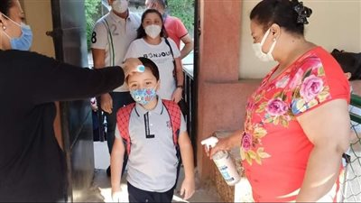 بالكمامة والكحول.. بدء توافد الطلاب على جميع مدارس الجمهورية