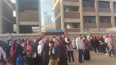 الآباء والأمهات يطمئنون على أبنائهم في أول يوم دراسي بالقليوبية 