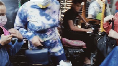 معاناة طلاب وطالبات الإسكندرية مع وسائل المواصلات والتوك توك هو الحل 