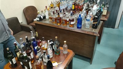 ضبط مطعم يبيع الخمور الأجنبية غير خالصة الضرائب والجمارك
