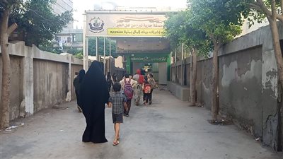 أولياء أمور يصطحبون أبناءهم للمدارس بأول أيام العام الدراسي الجديد بالدقهلية | فيديو وصور 