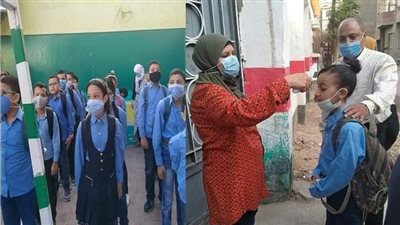 بالكمامة والفيس شيلد.. انتظام 814 ألف طالب في 2340 مدرسة ببني سويف | صور 