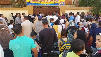 تدافع وزحام كبير أمام مدرسة ابتدائية بمطروح في أول أيام العام الدراسي | صور