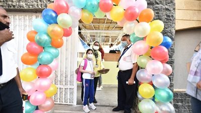 بالبالونات الملونة.. مدرسة الحسام بالهرم تستقبل طلابها في أول أيام الدراسة 