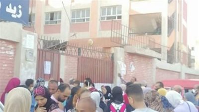 زحام ومشاجرات بين أولياء الأمور أمام مدارس الإسكندرية | فيديو 